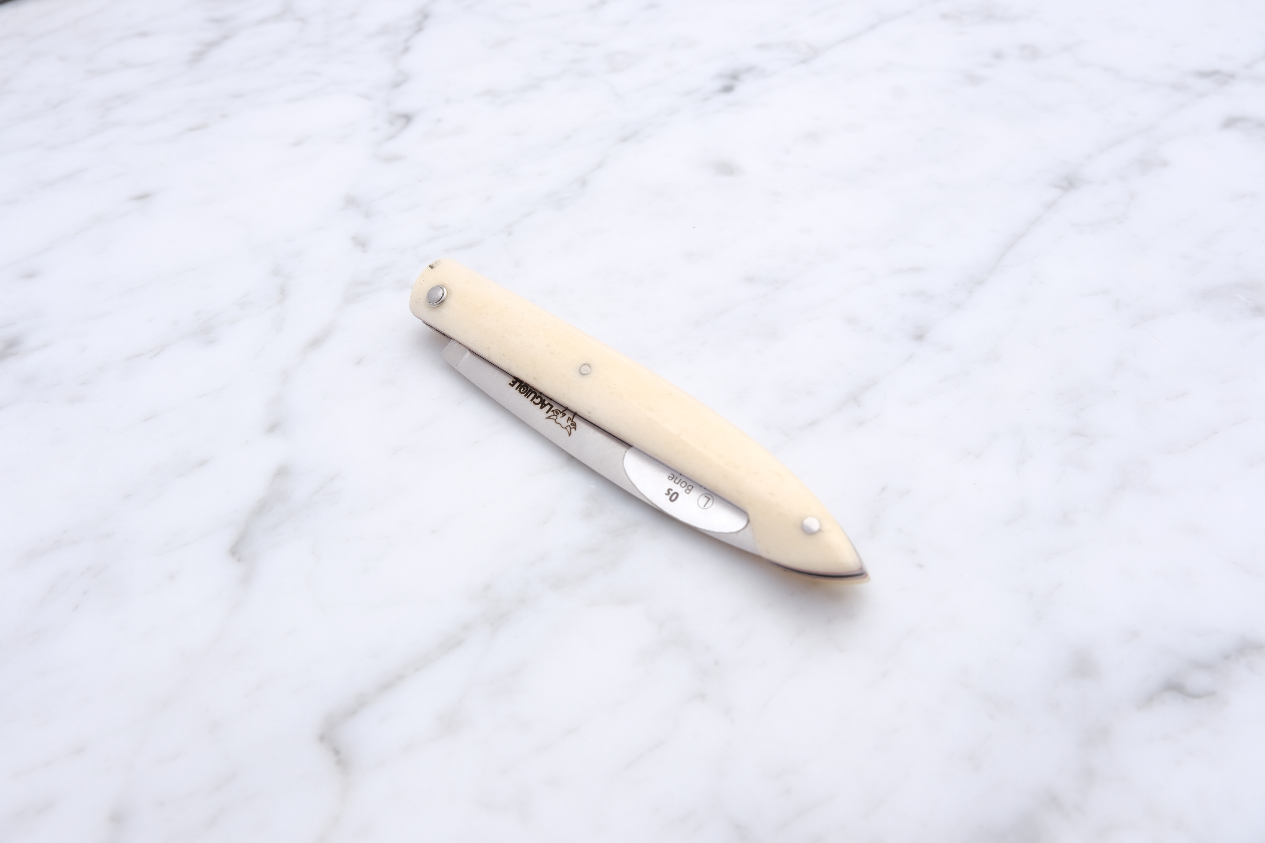 Laguiole Klappmesser 10cm. - Rinderknochen mit roter Zwischenschicht