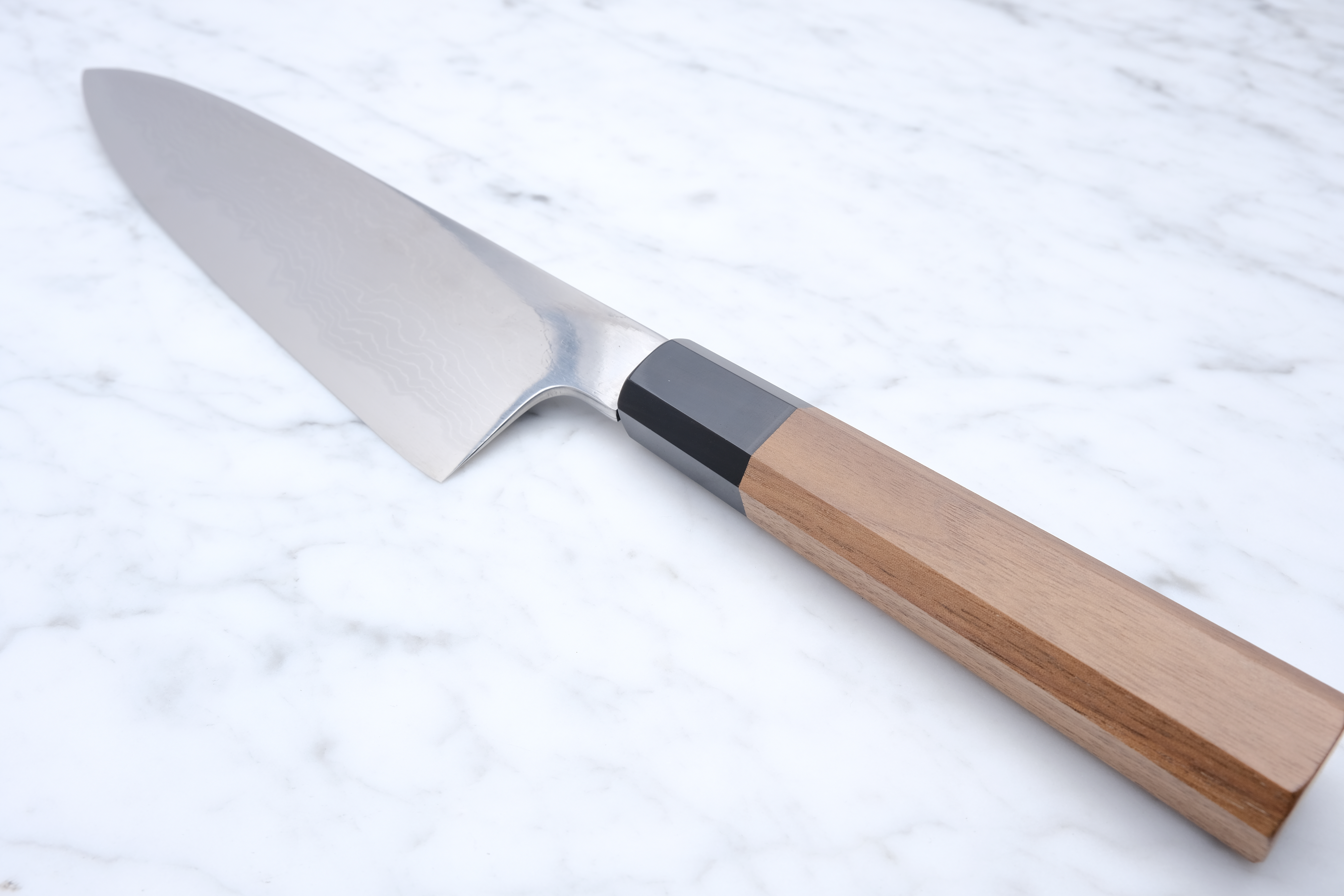 Hatsukokoro Komorebi 210 mm Kokkekniv Damaskus Blue-1 - 2nd. sortering
