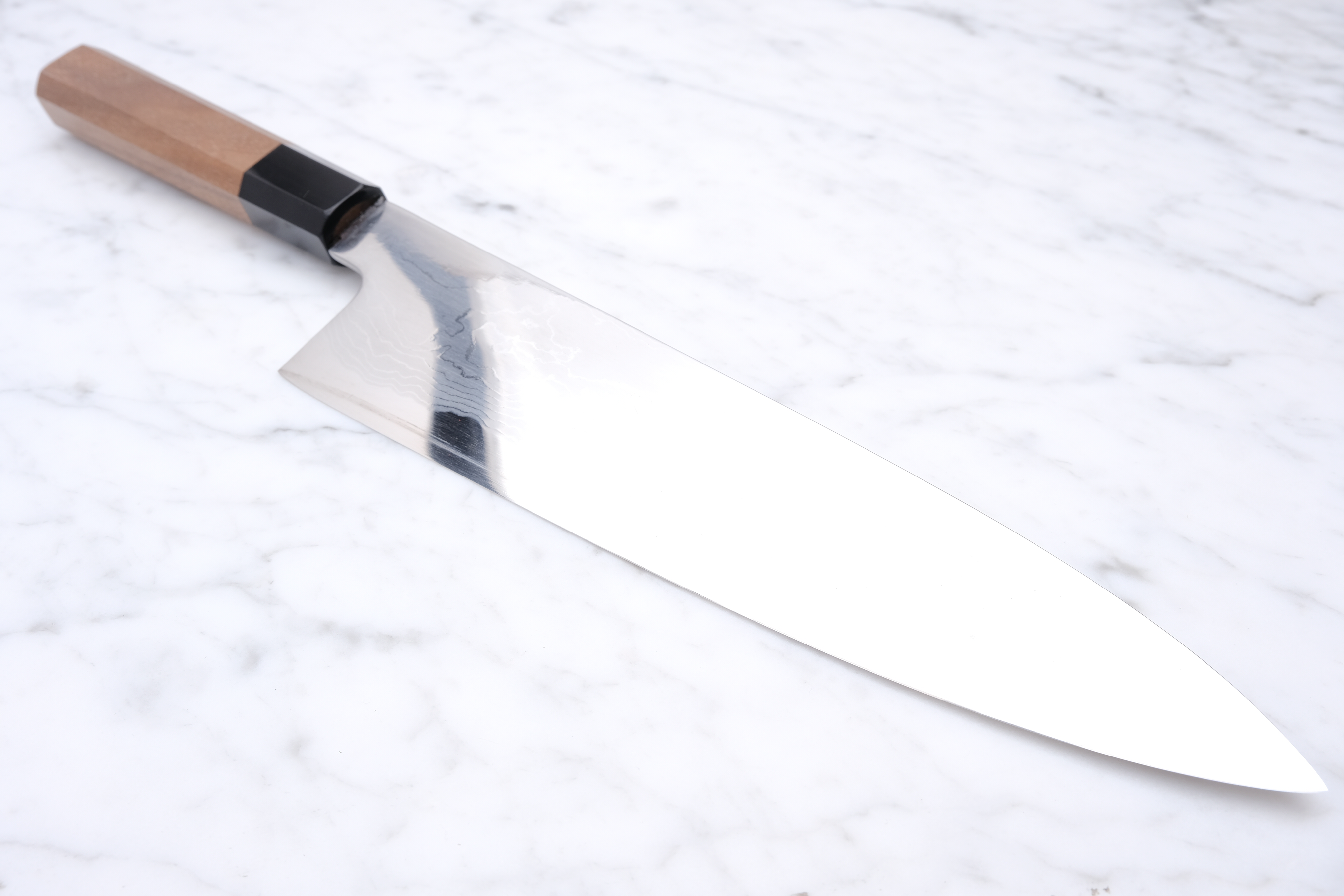 Hatsukokoro Komorebi 210 mm Kokkekniv Damaskus Blue-1 - 2nd. sortering