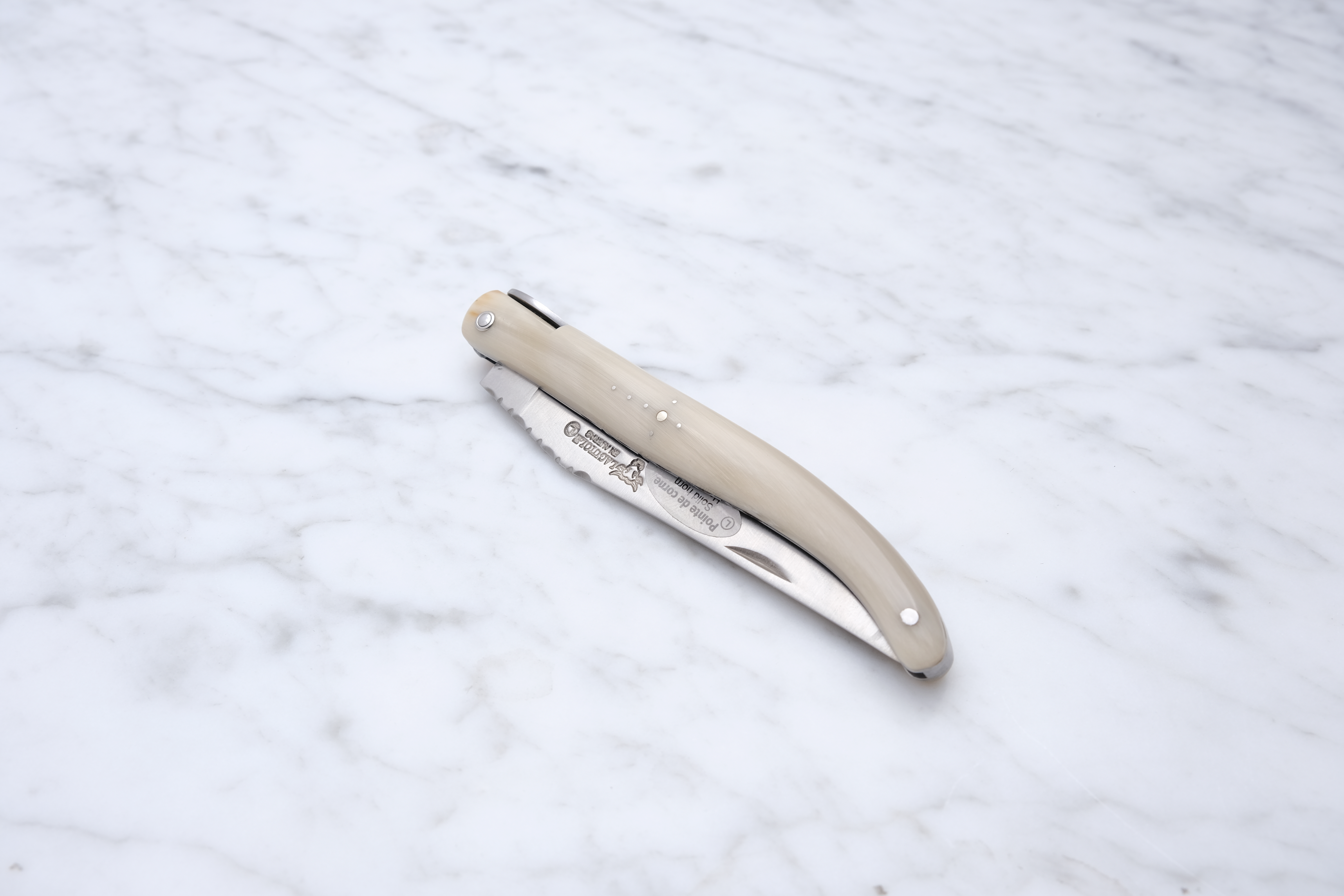 Laguiole Foldekniv 12cm. - Stål fra Eiffeltårnet / Hvid bøffelhorn