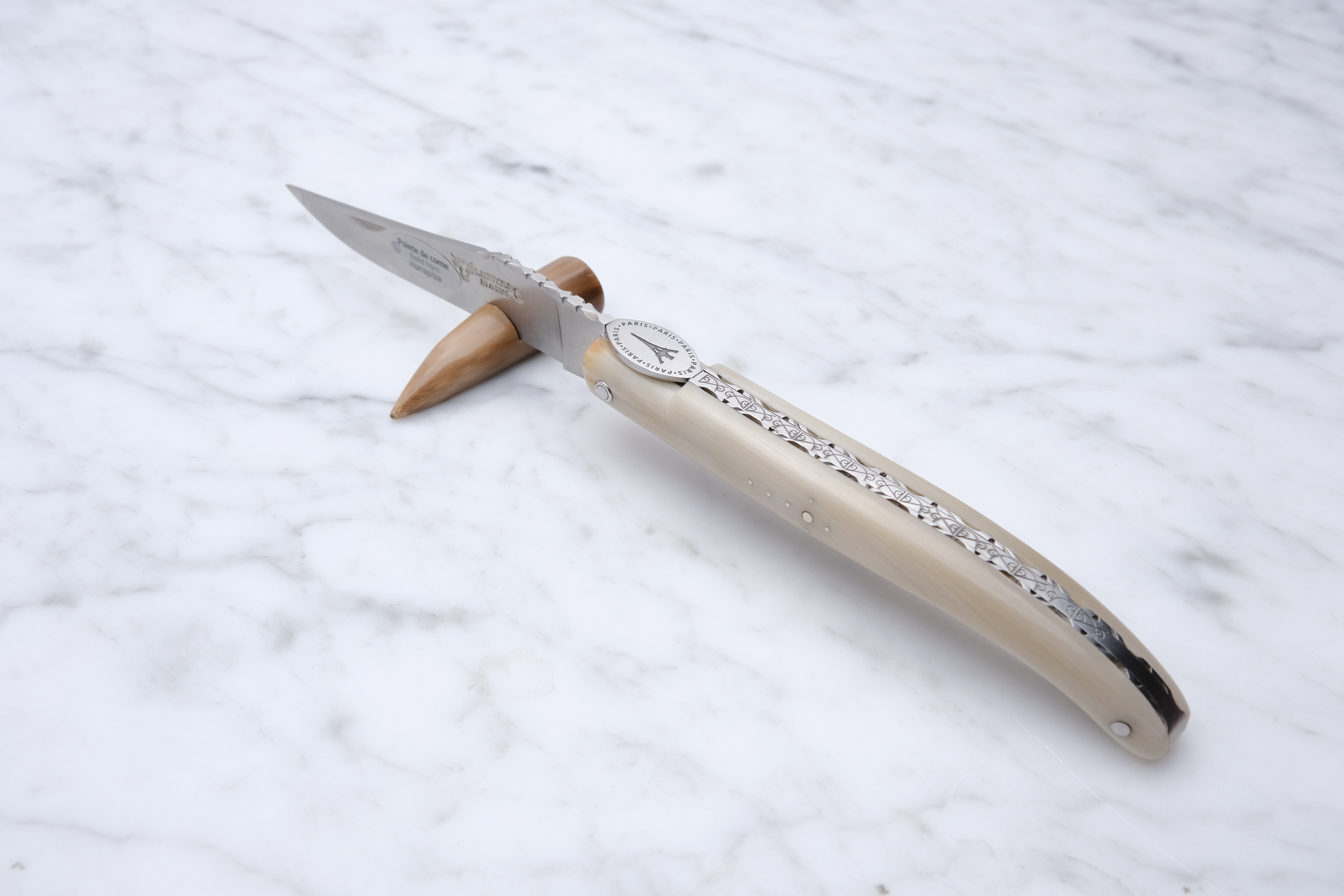 Laguiole Foldekniv 12cm. - Stål fra Eiffeltårnet / Hvid bøffelhorn