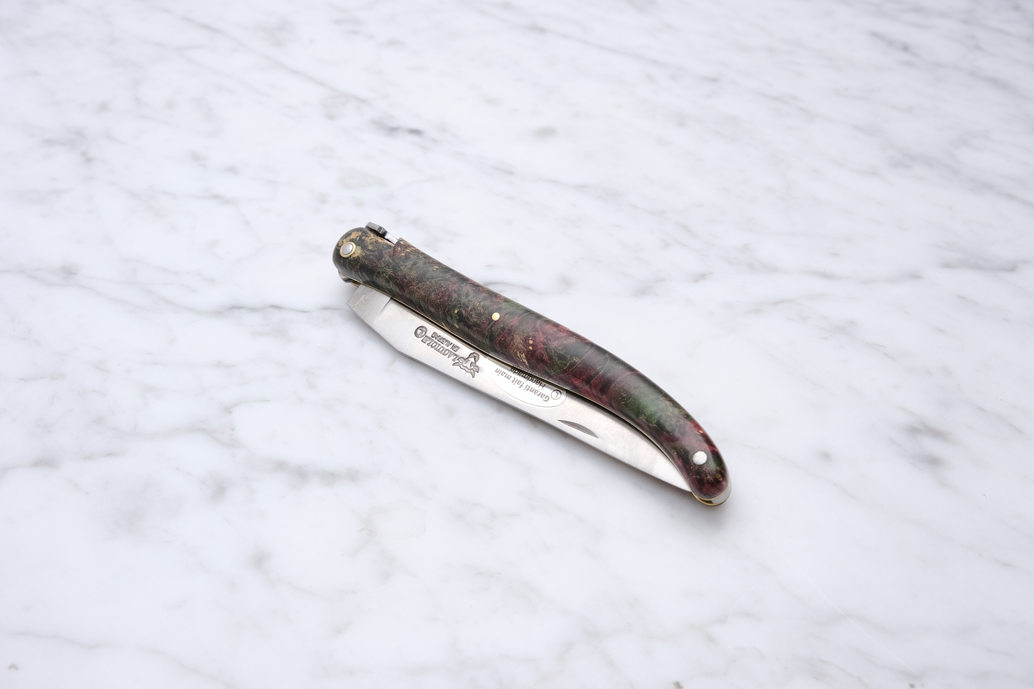 Laguiole Foldekniv 12cm. - Rød Stabiliseret Poppelknude (Rum Tema)