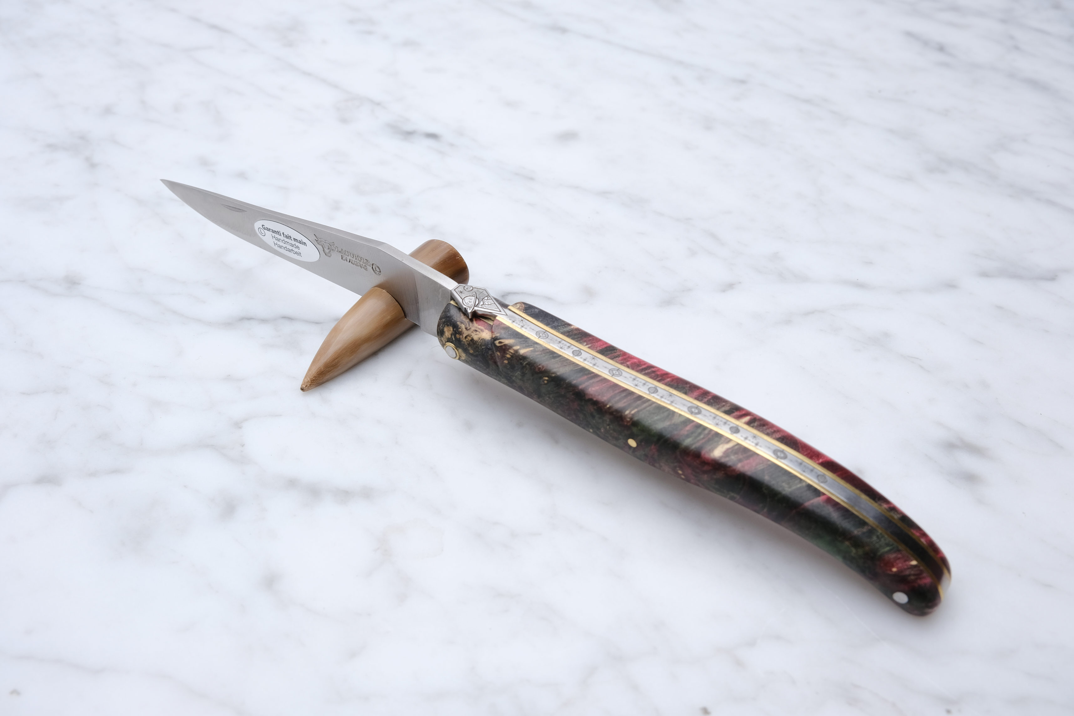 Laguiole Foldekniv 12cm. - Rød Stabiliseret Poppelknude (Rum Tema)