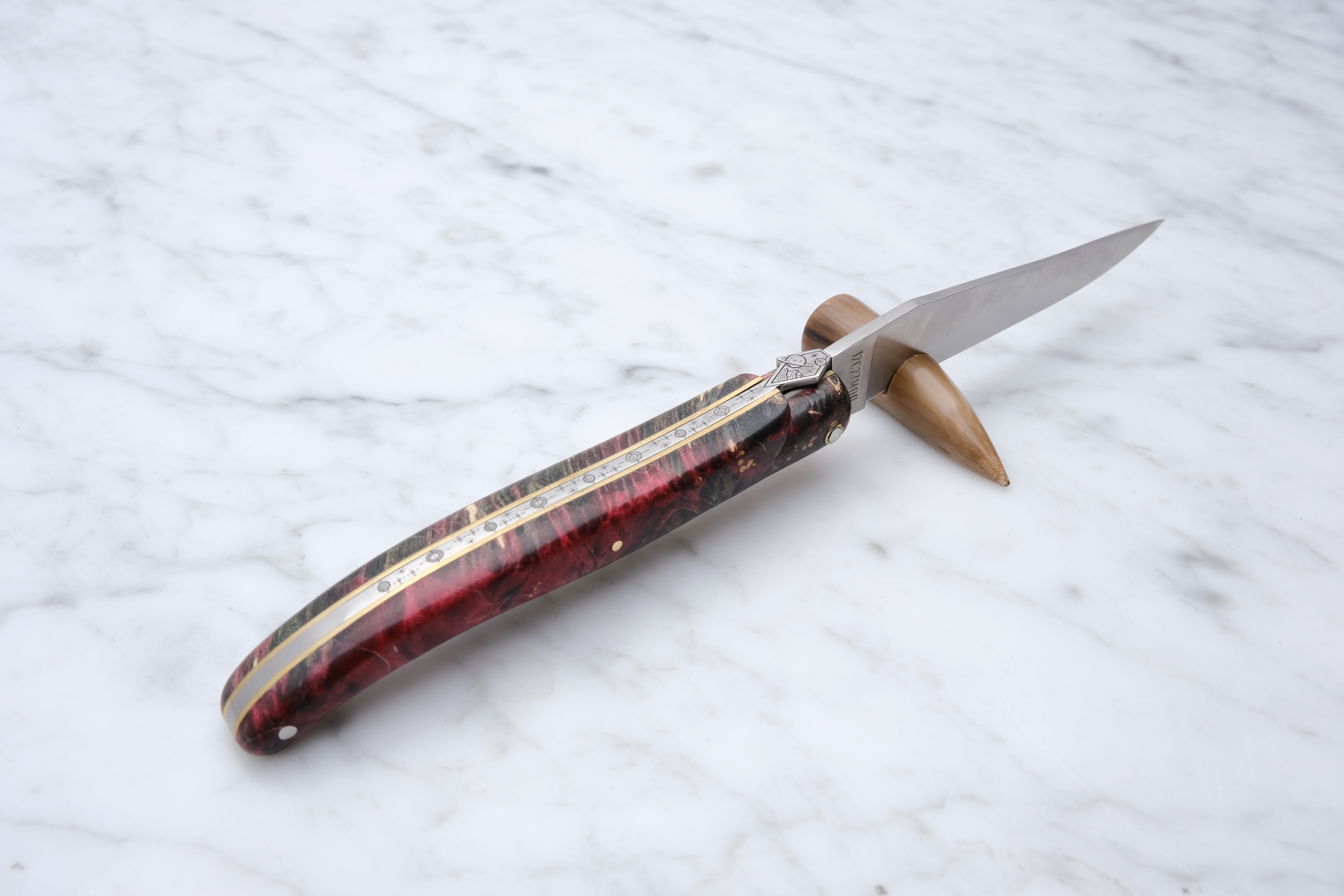 Laguiole Foldekniv 12cm. - Rød Stabiliseret Poppelknude (Rum Tema)