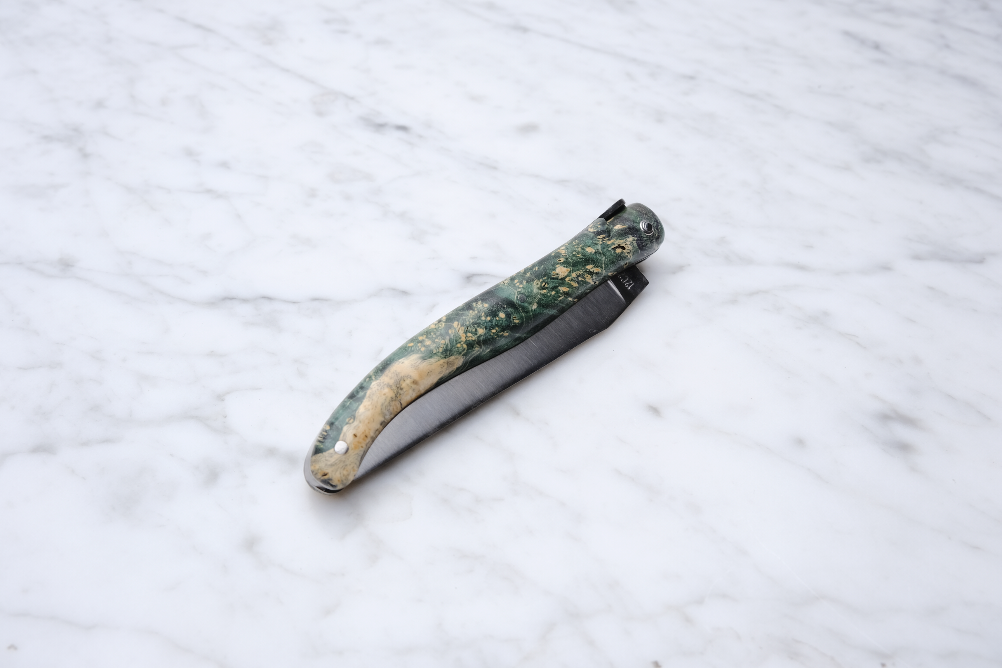 Laguiole Foldekniv 12cm. - Grøn Stabiliseret Poppelknude (Jord Tema)