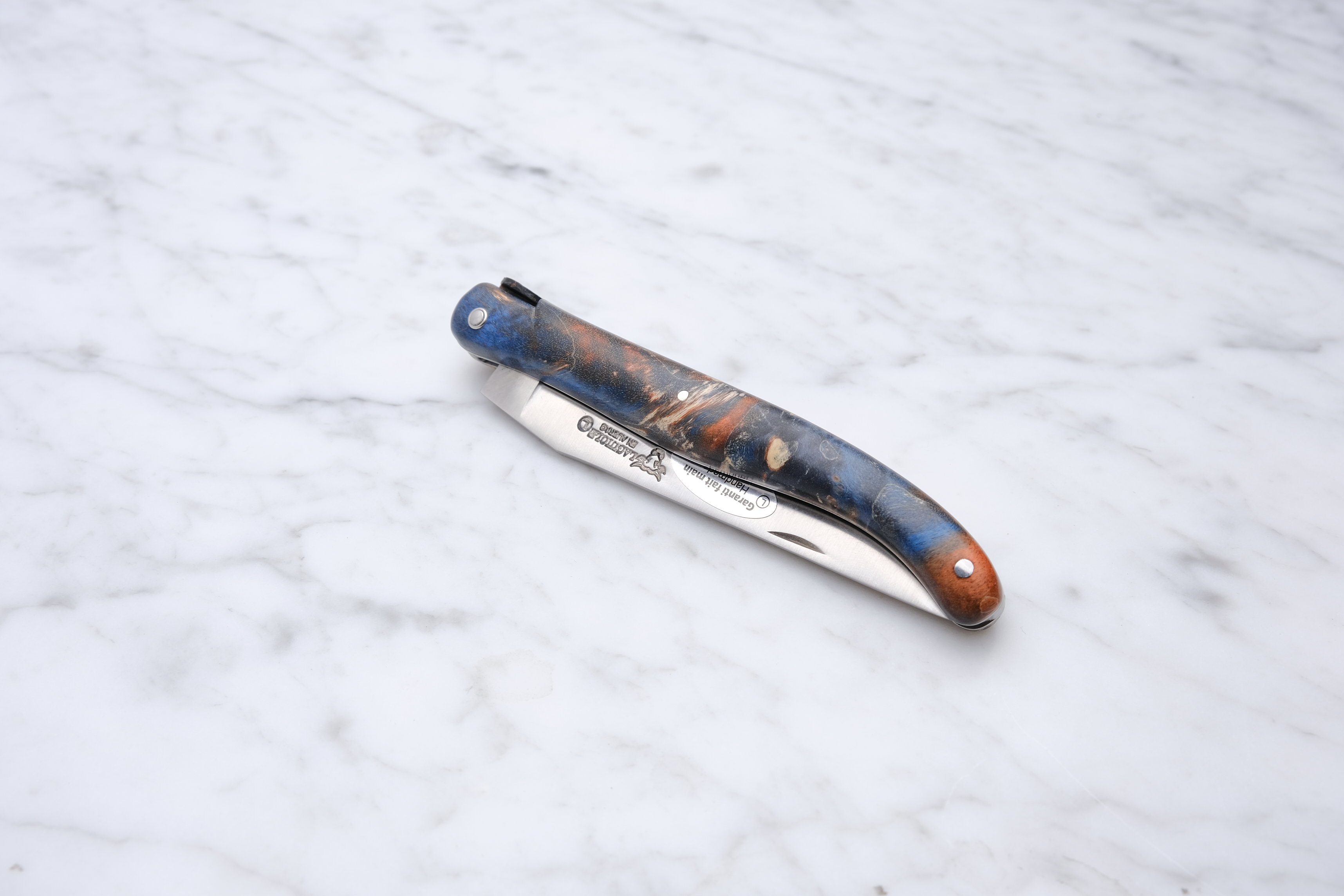 Laguiole-Klappmesser 12 cm. – Blau stabilisierter Pappelknoten (Erdthema)