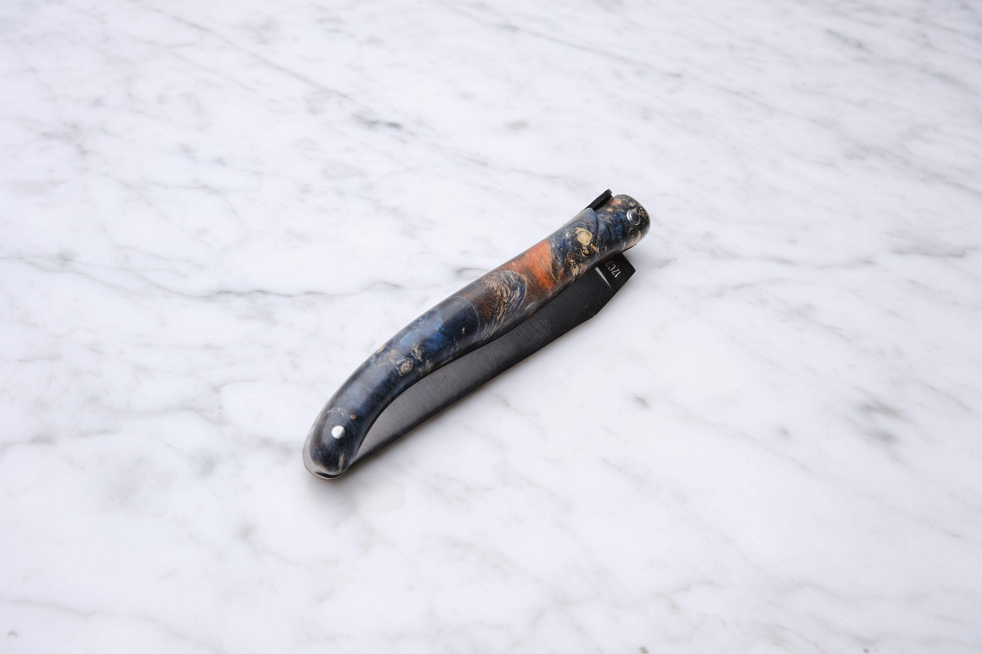Laguiole Foldekniv 12cm. - Blå Stabiliseret Poppelknude (Jord Tema)
