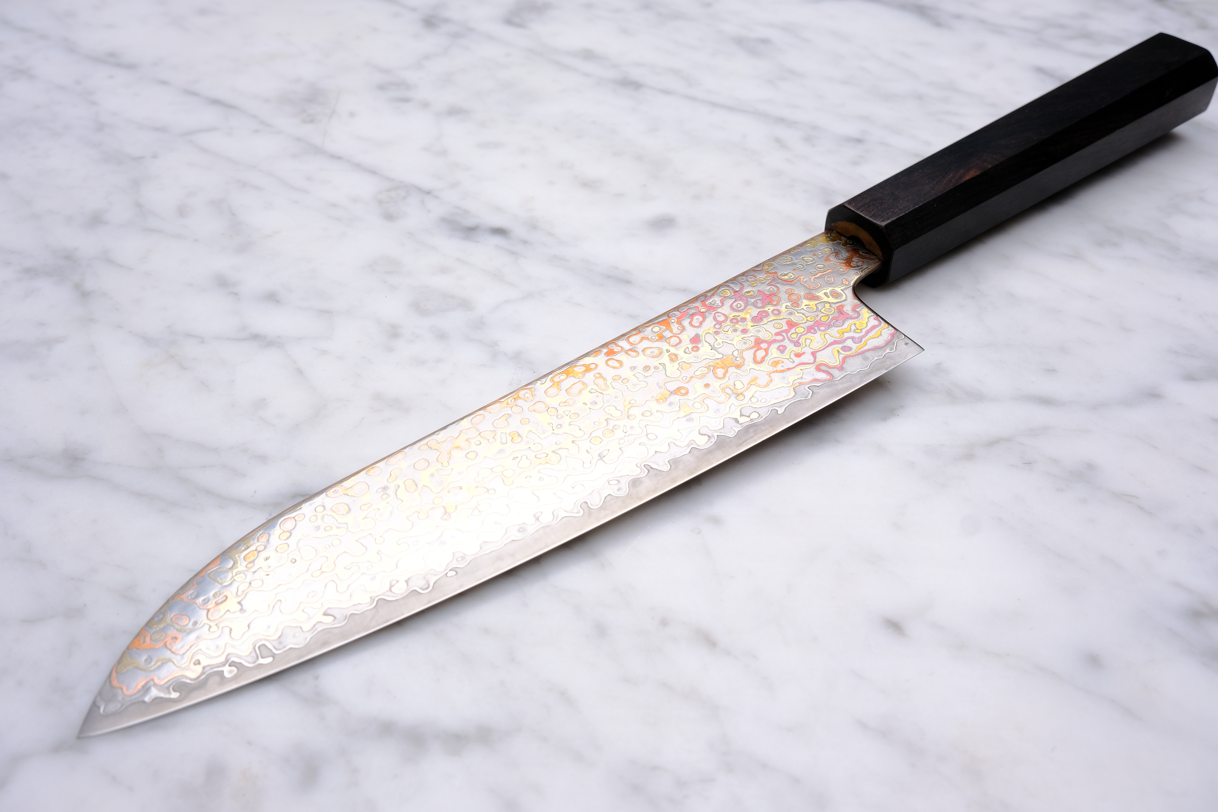 Hatsukokoro Kujaku V-Toku 2 Rainbow Damascus Ebony - 180 mm Santoku
