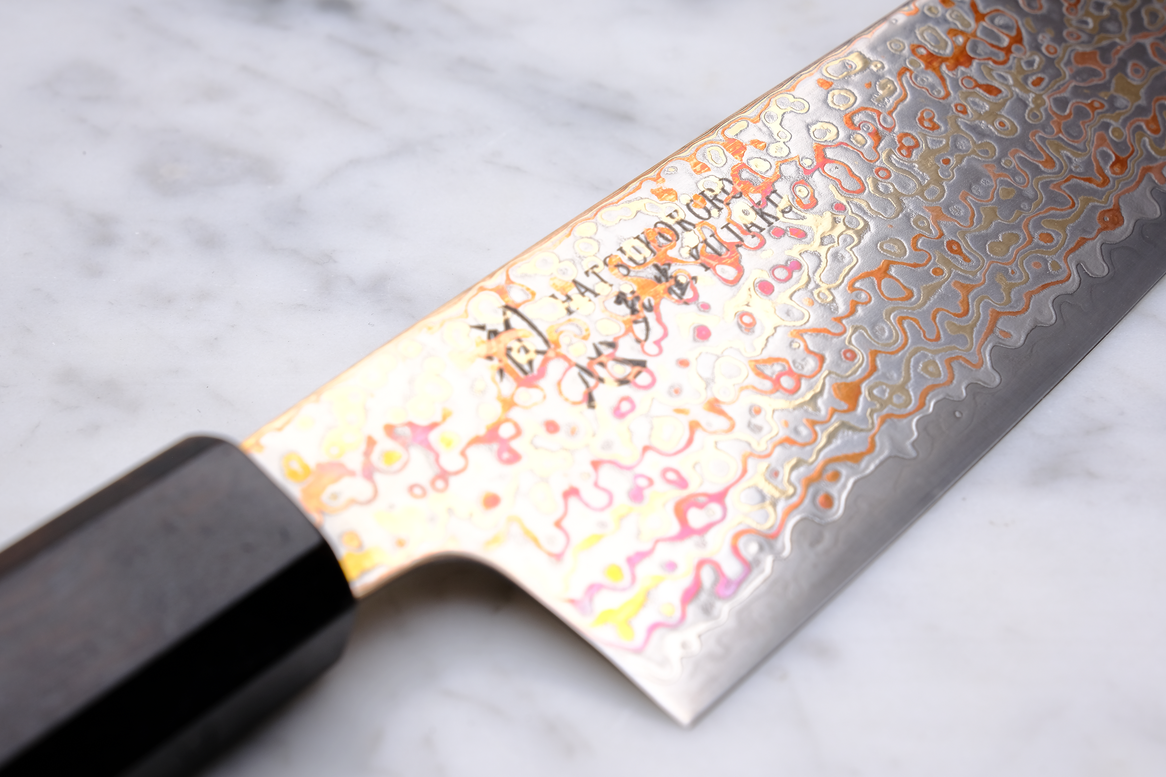 Hatsukokoro Kujaku V-Toku 2 Rainbow Damascus Ebony - 180 mm Santoku