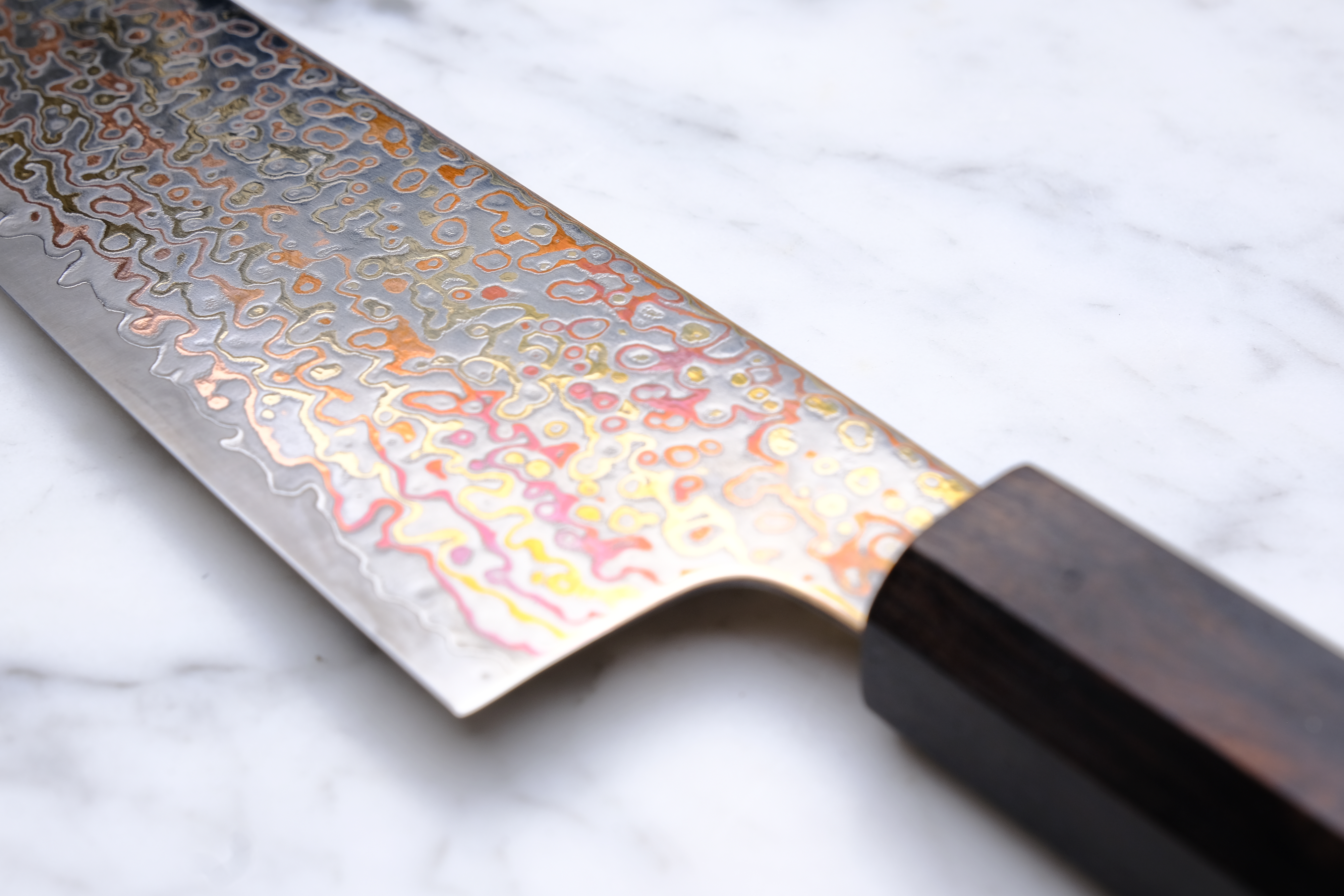 Hatsukokoro Kujaku V-Toku 2 Rainbow Damascus Ebony - 180 mm Santoku