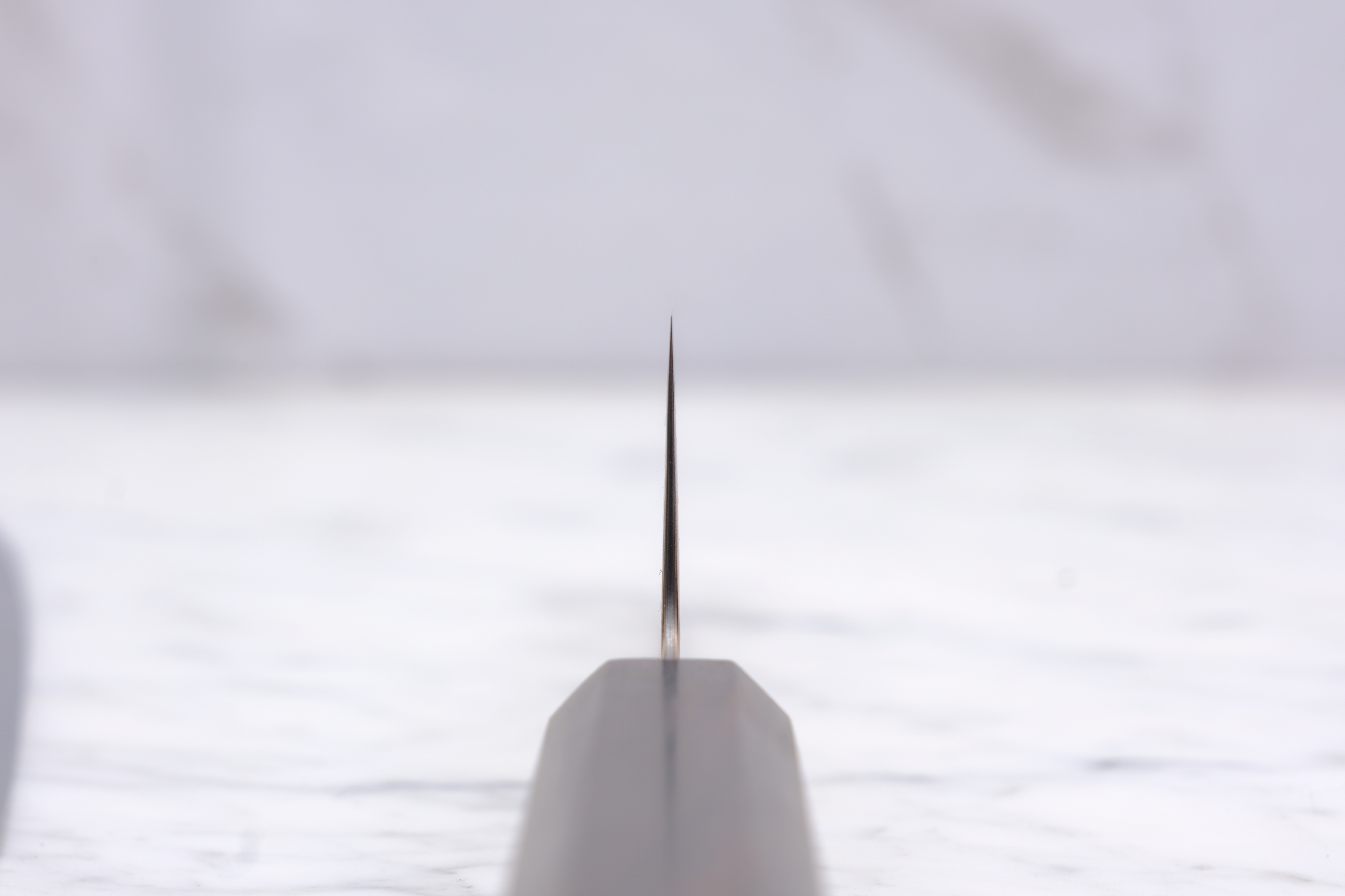 Hatsukokoro Kujaku V-Toku 2 Rainbow Damascus Ebony - 180 mm Santoku