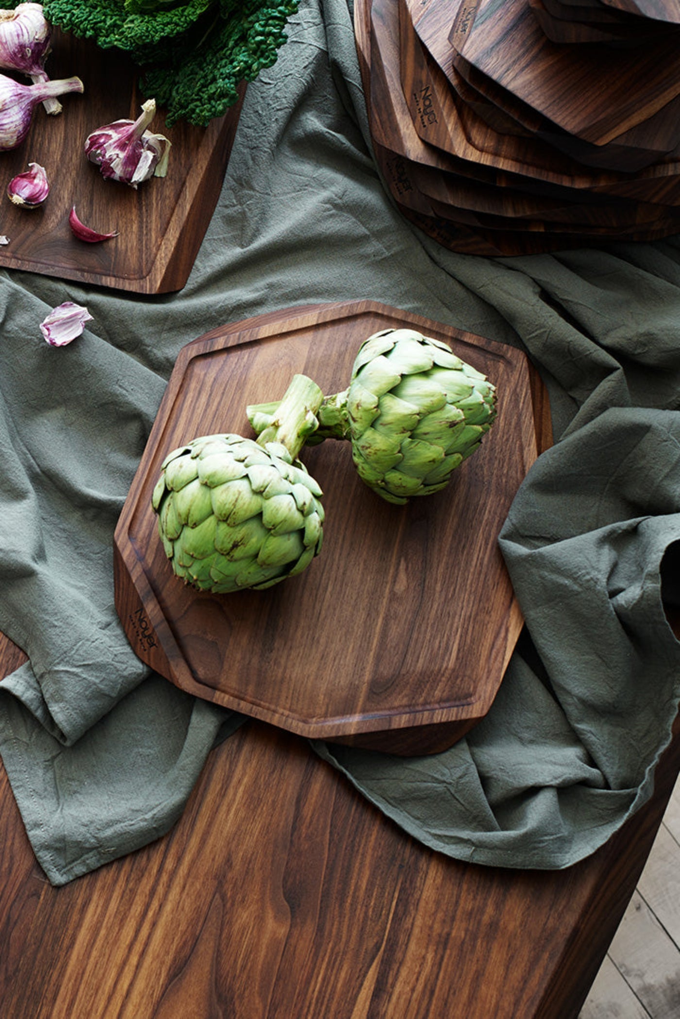Noyer skærebræt - stor, med saftrille