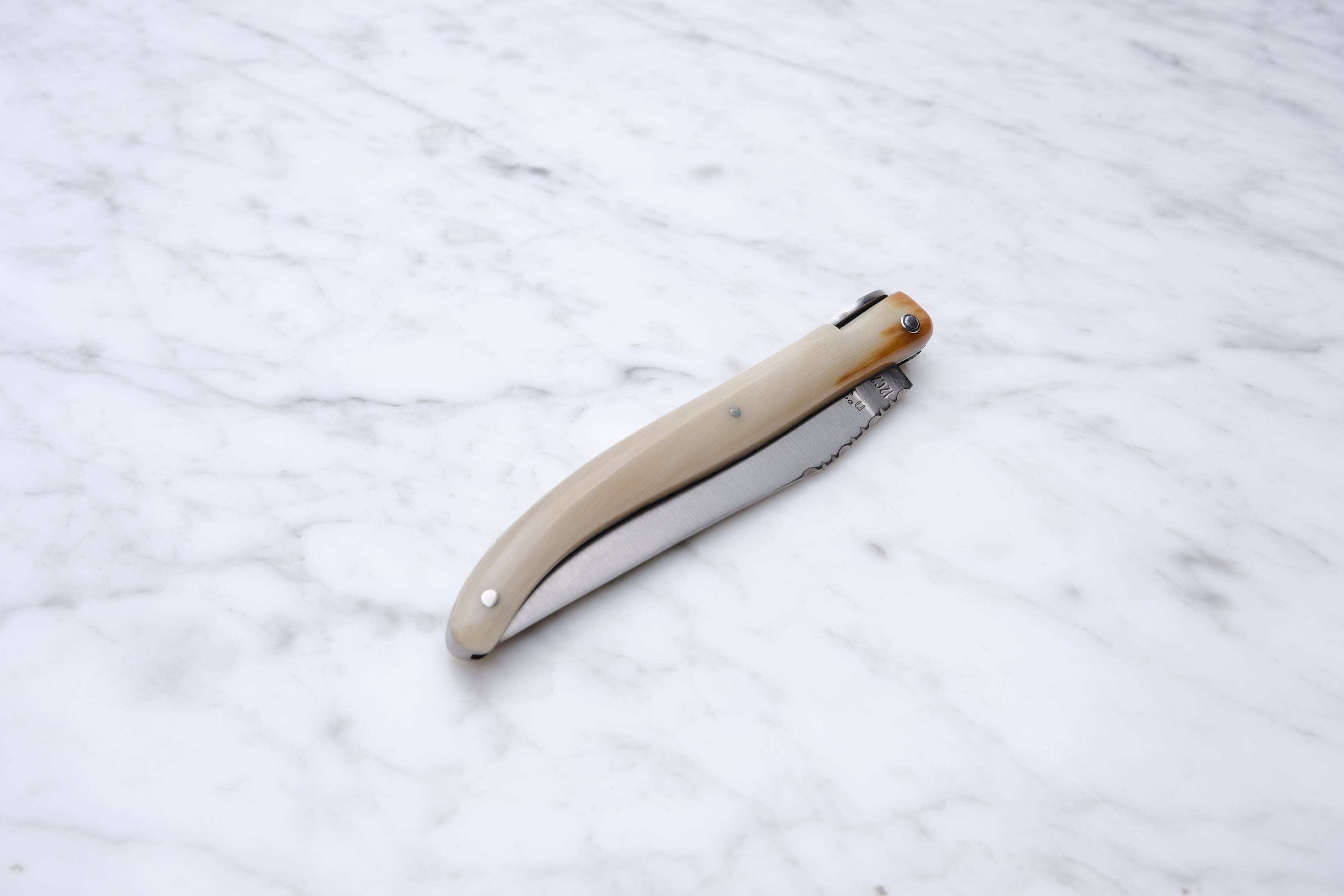 Laguiole Foldekniv 12cm. - Stål fra Eiffeltårnet / Hvid bøffelhorn