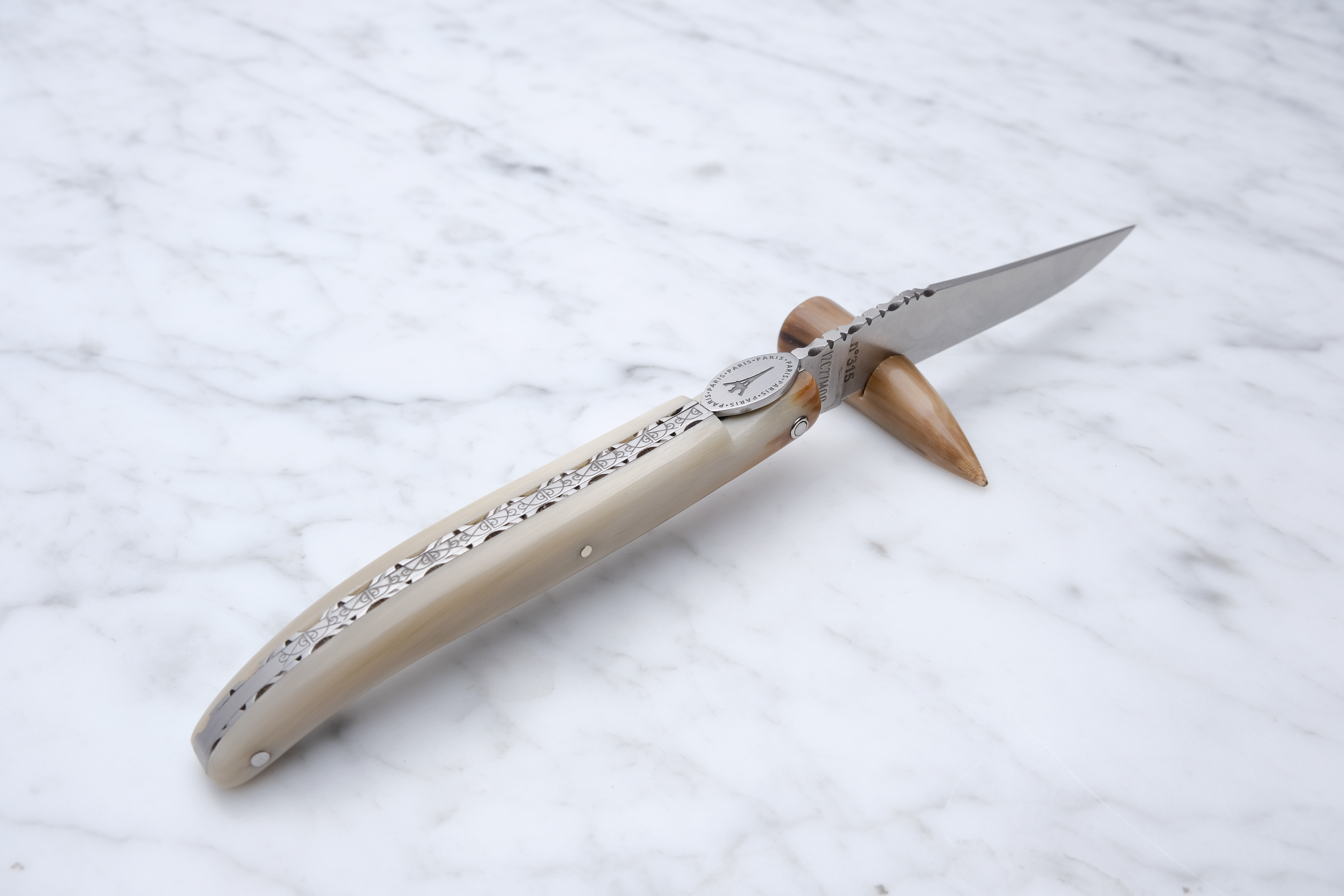 Laguiole Foldekniv 12cm. - Stål fra Eiffeltårnet / Hvid bøffelhorn