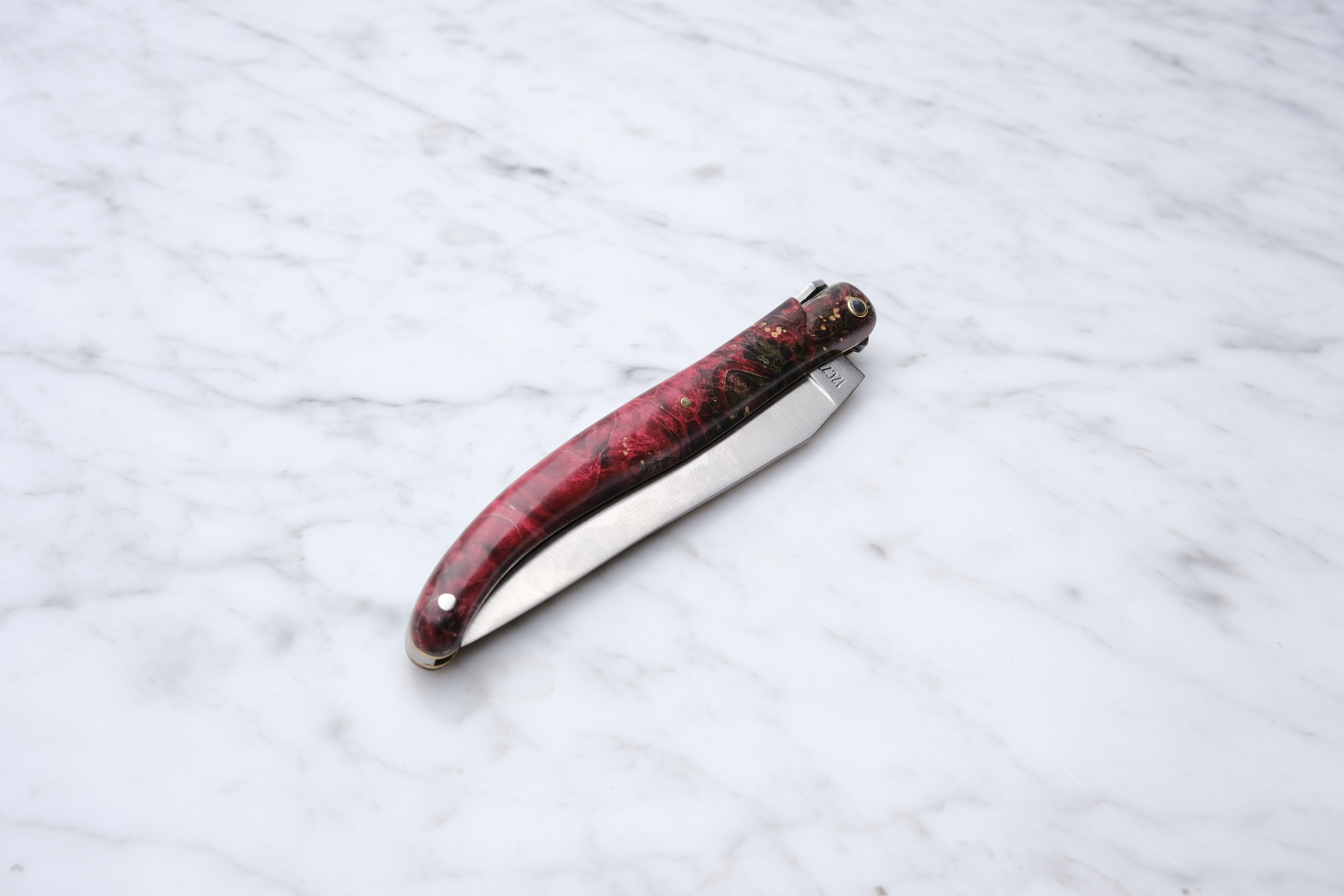 Laguiole Foldekniv 12cm. - Rød Stabiliseret Poppelknude (Rum Tema)