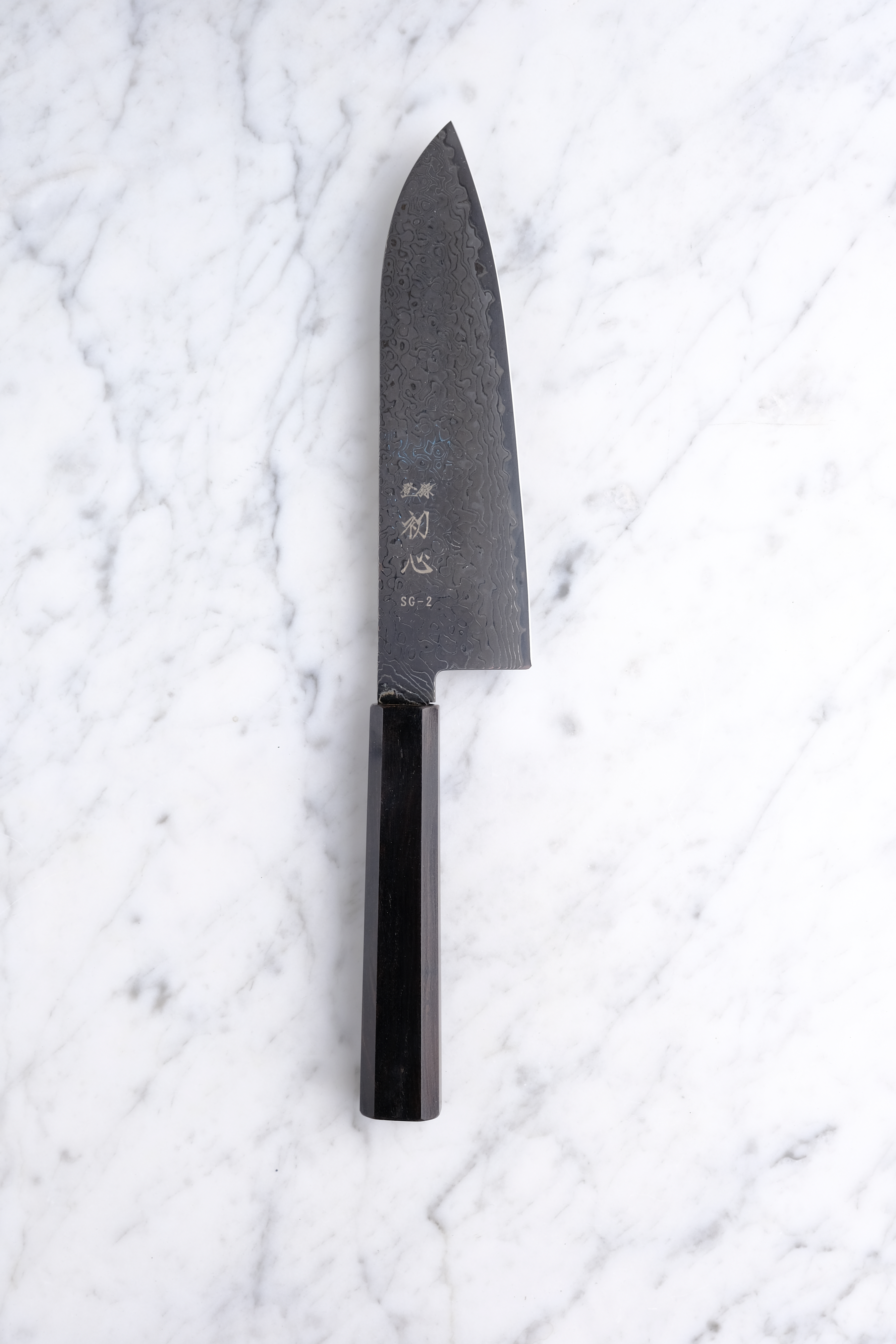 Hatsukokoro Ryuhyo Kurozome 180 mm Santoku - SG2