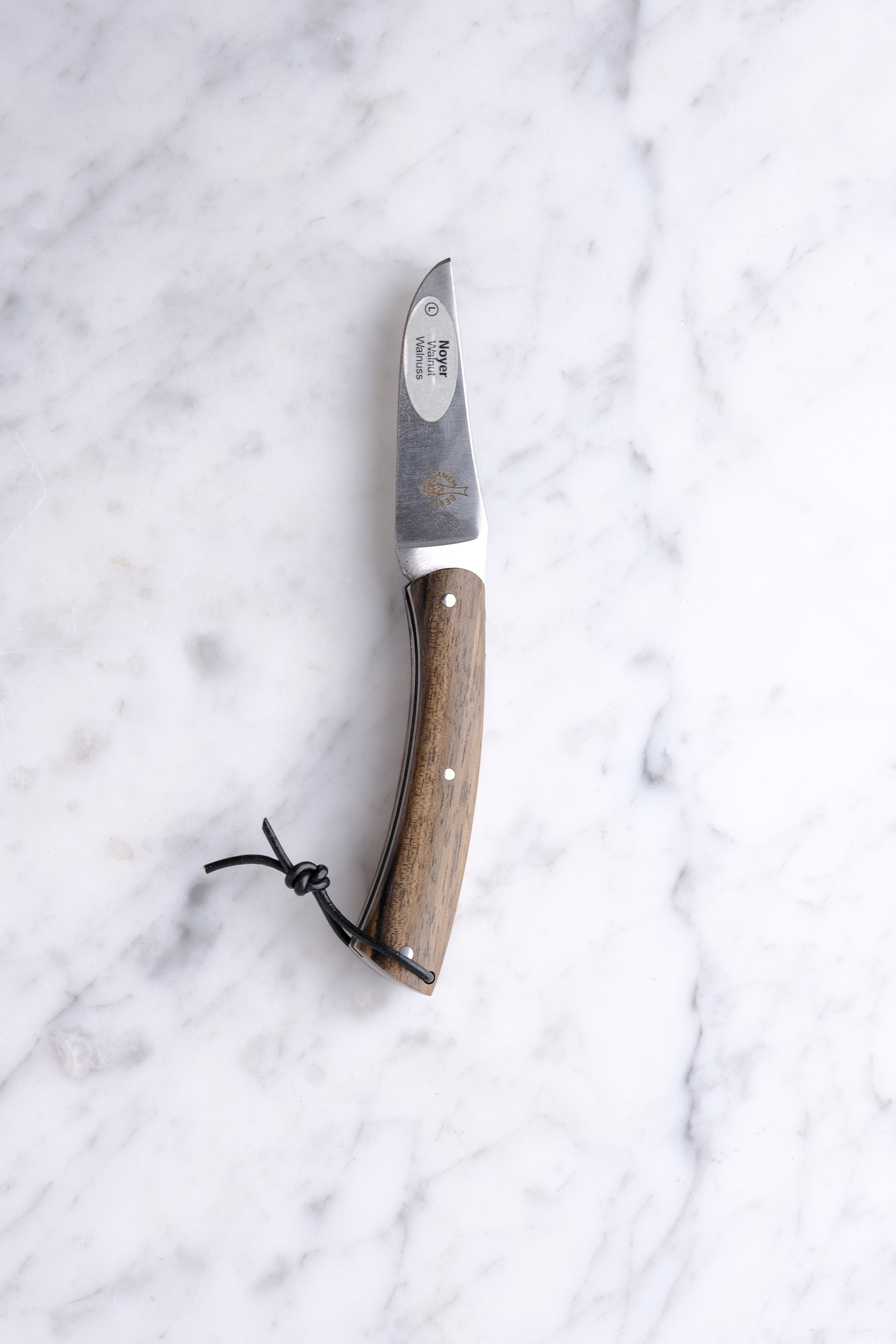 Camambert Foldekniv 8cm børstet m. snor - Valnød