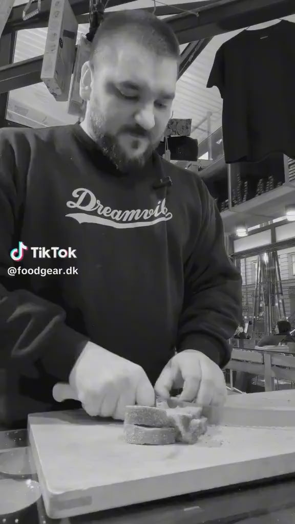 TikTok-klip: Tomita Hamono - 210 mm Brødkniv